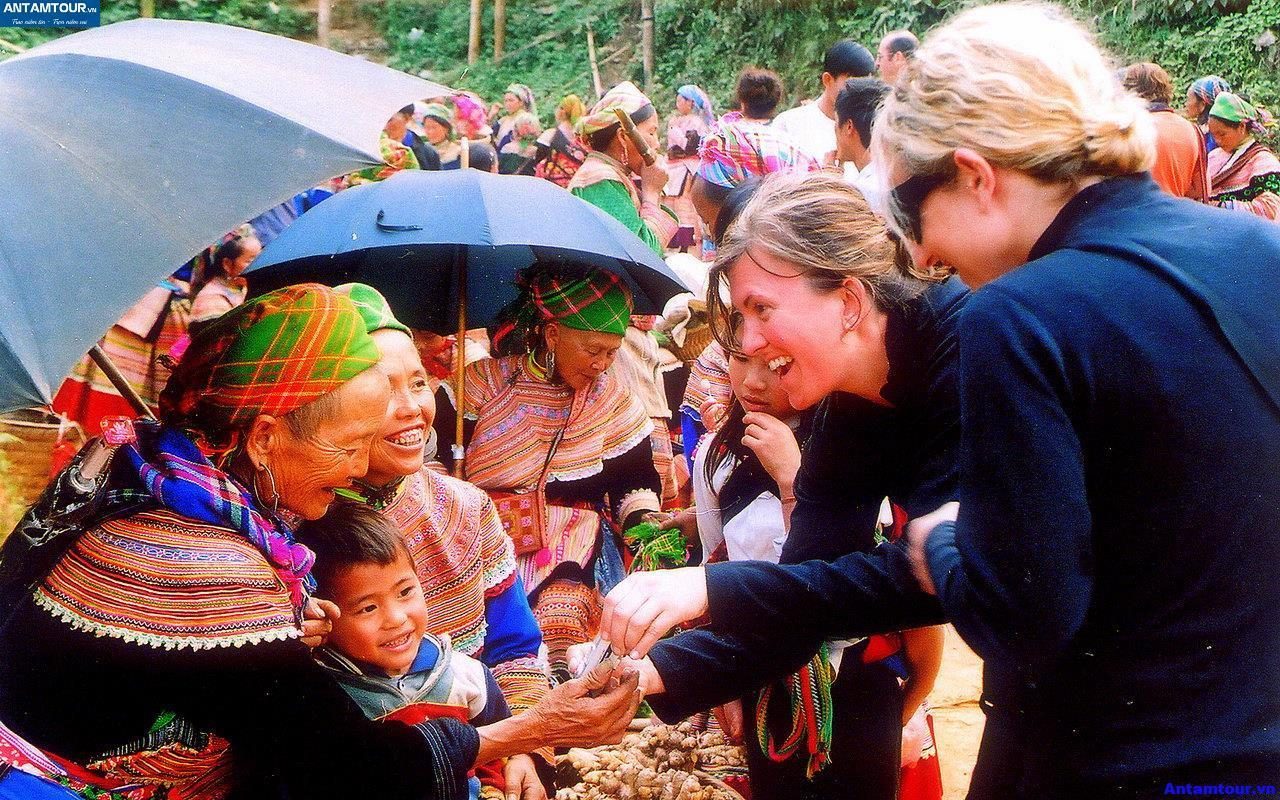 Things not to do in Sapa tribal villages|Forbidden things in Sapa Vietnam hatvacation tour sapa bac ha market 3 1280x800 - Things not to do in Sapa tribal villages|Forbidden things in Sapa Vietnam