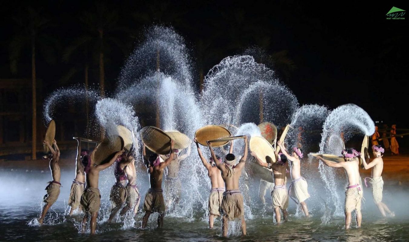 Hoi An Memories-"Most beautiful in the world"-Reuters hatvacation.com hoian memories show working man 1351x800 - Hoi An Memories-"Most beautiful in the world"-Reuters
