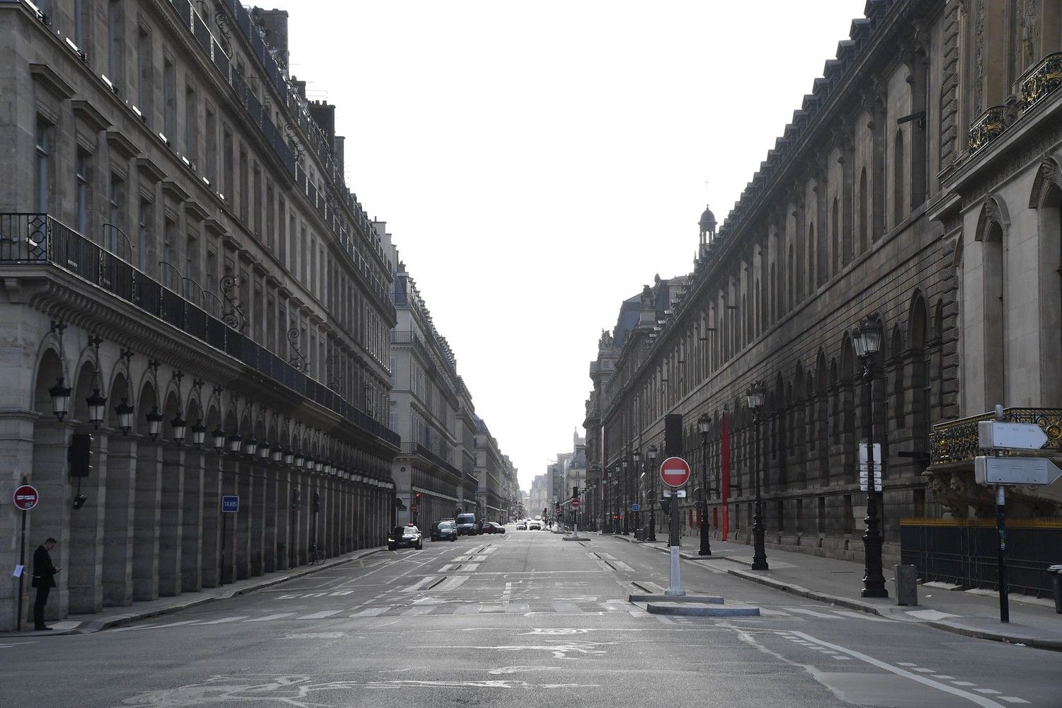 Empty scene in Paris, France on March 15. In the wake of the widespread Covid-19 epidemic in France, French Prime Minister Édouard Philippe announced that it would close shops, restaurants and entertainment facilities to reduce the spread of Covid-19.