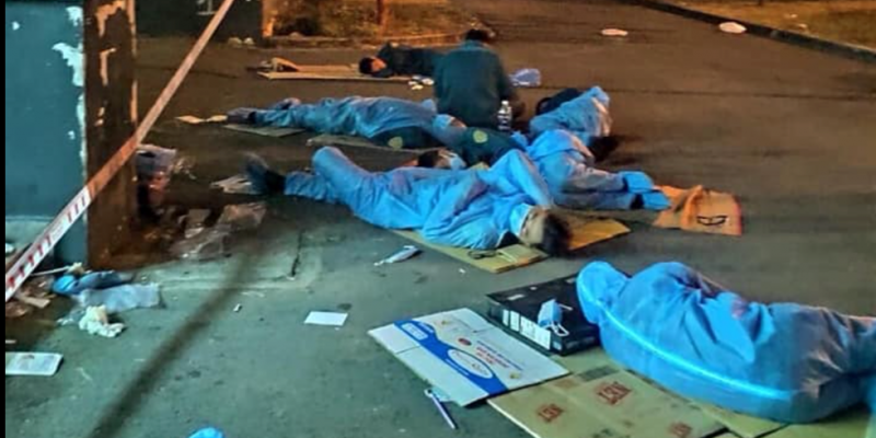 Vietnam's silent heroes against the epidemic COVID-19 The image of temporary sleep makes people feel miserable and understands more how Vietnam is fiercely fighting the Covid 19 epidemic 800x400 - Vietnam's silent heroes against the epidemic COVID-19