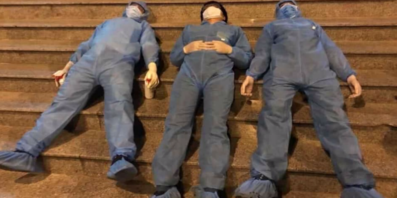 Vietnam's silent heroes against the epidemic COVID-19 When too tired they had to sleep temporarily on the stairs 800x400 - Vietnam's silent heroes against the epidemic COVID-19